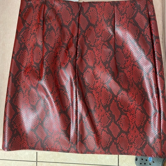 Red Kobra print mini skirt GUESS size Medium brand new. - Picture 4 of 4